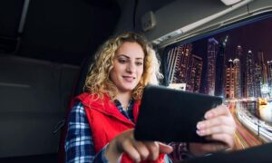 Acceso a la ubicación en tiempo real: logística de vehículos para un seguimiento oportuno